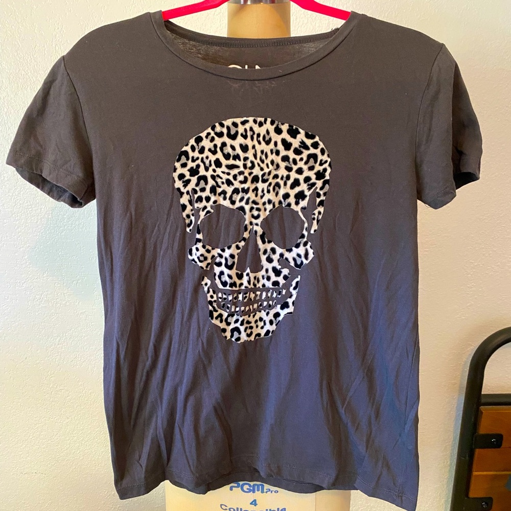 Grey Chaser T-shirt with leopard print skull